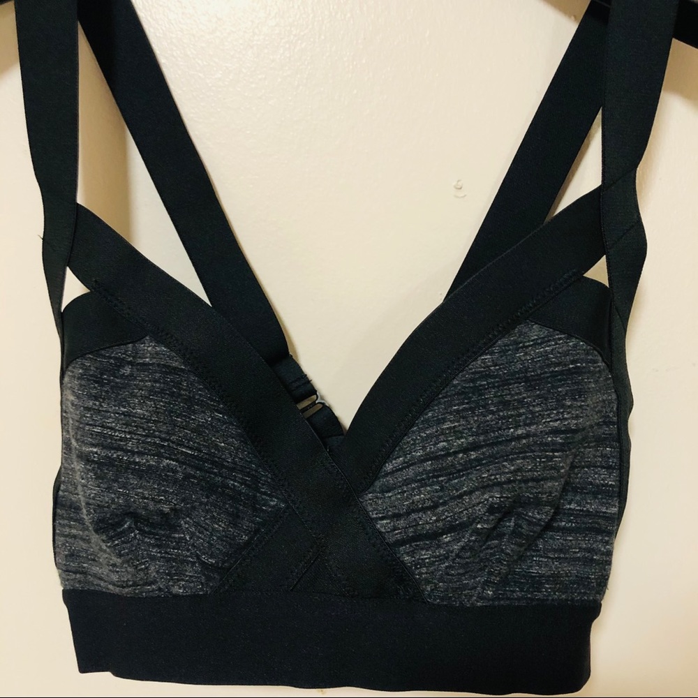 👀 FREE add to bundle TNA sports bra Aritzia